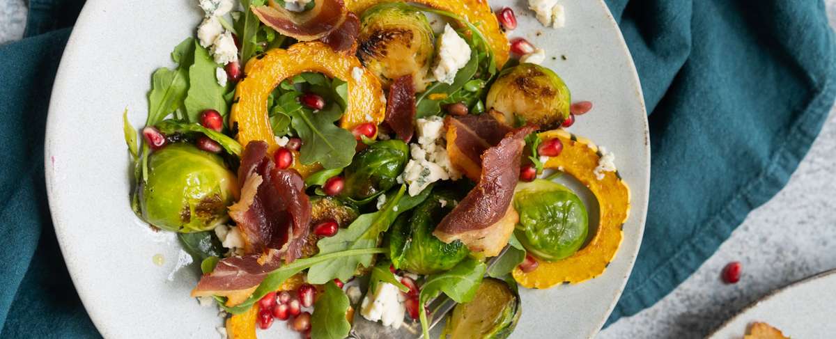 Arugula salad with bacon and blue cheese